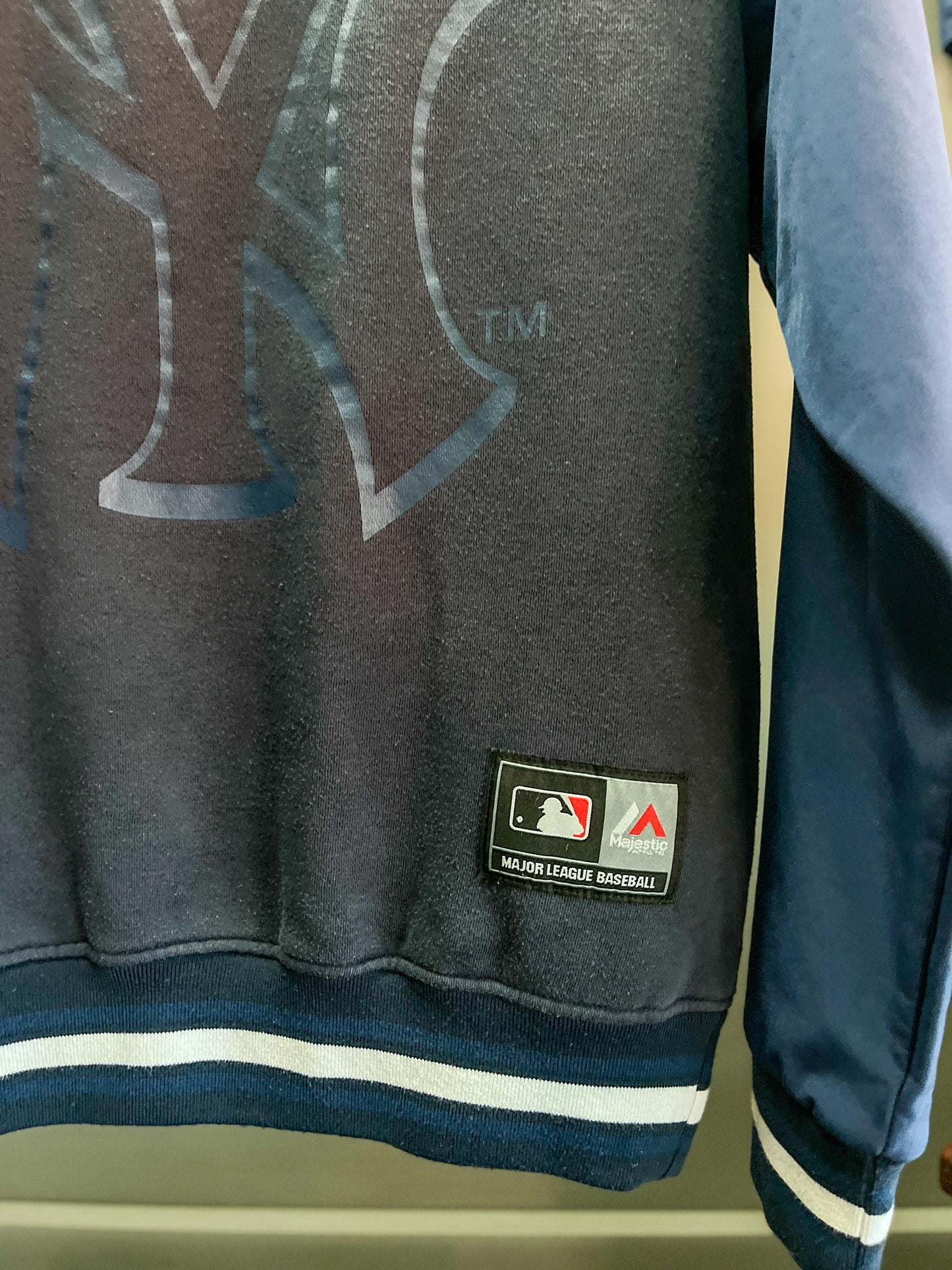 NY Yankees Majestic MLB Baseball Sweater - Medium
