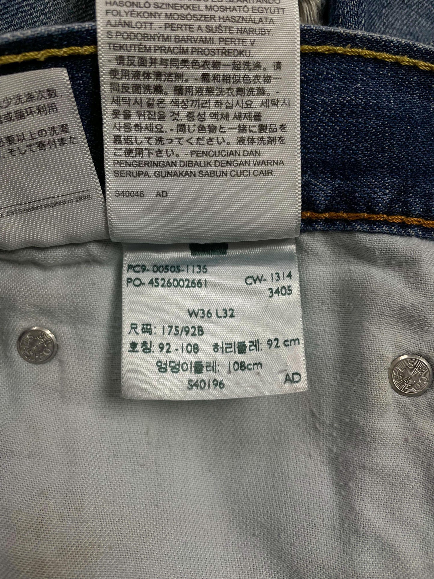 Levi's Original Denim Shorts (Jorts) - 36 (Large)