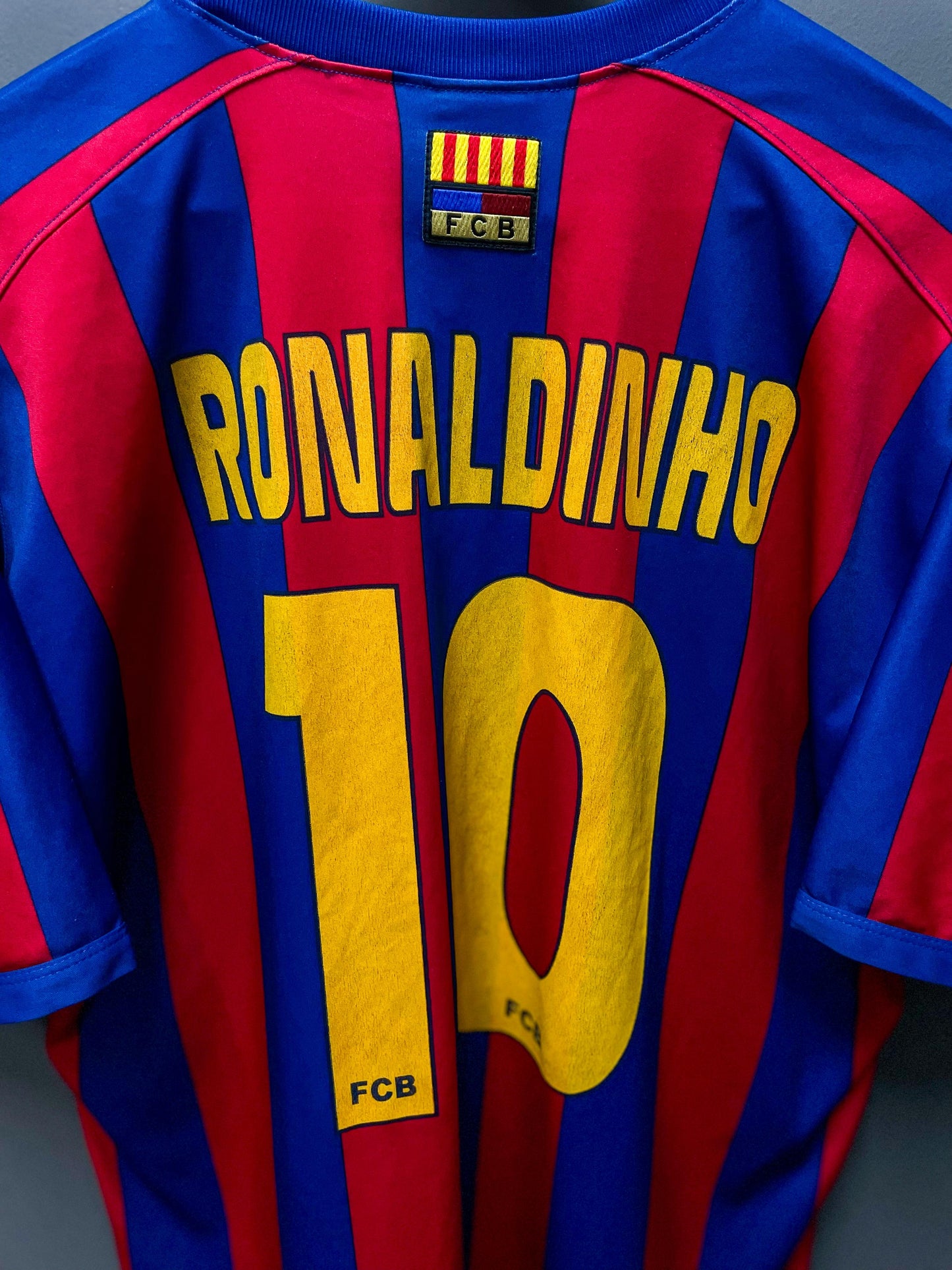 FC Barcelona "Ronaldinho 10" Retro Football Jersey - Fits Large