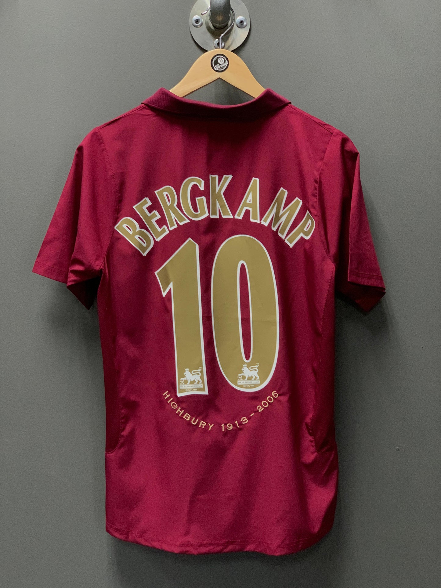 Arsenal 2005/06 Highbury Special Edition "Bergkamp" Retro Football Kit - Small