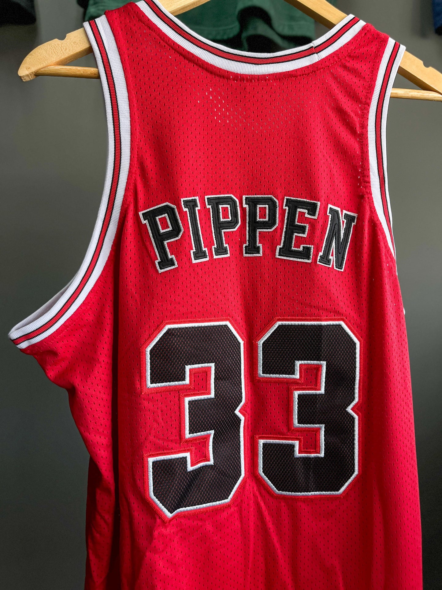 Chicago Bulls "Pippen 33" Mitchell & Ness NBA Basketball Vest - Large
