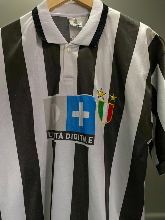 Juventus "Italia Crest" Football Jersey