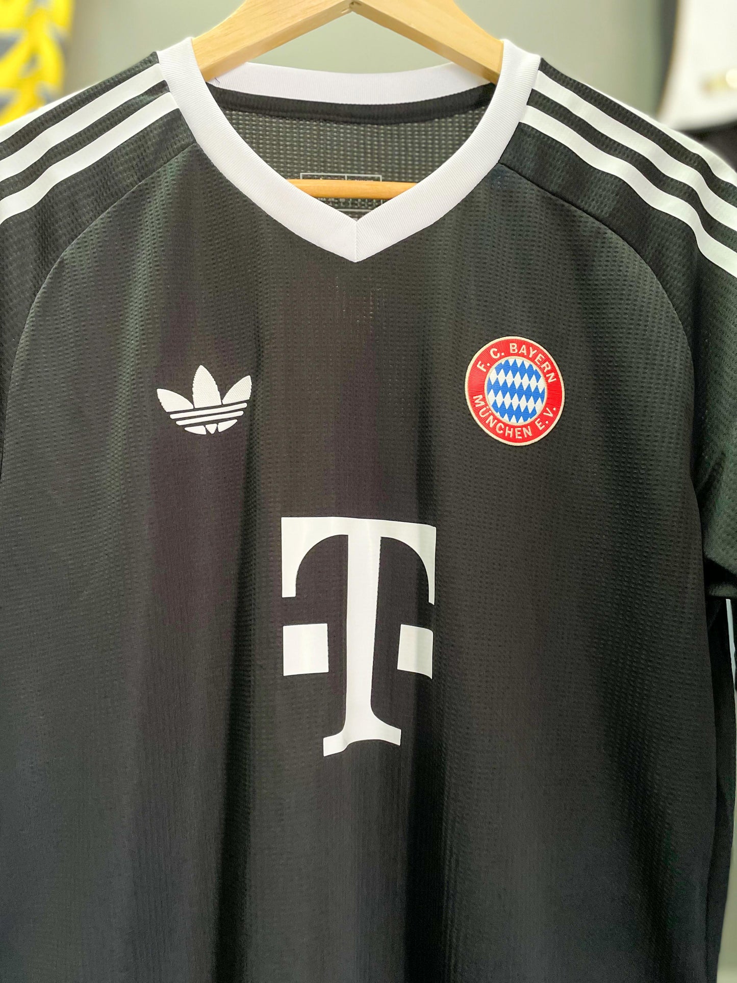 Bayern Munchen Limited Edition Goalkeeper Football Kit - Large