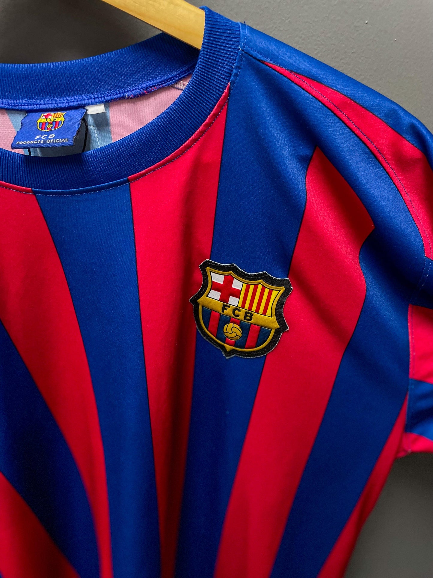 FC Barcelona "Ronaldinho 10" Retro Football Jersey - Fits Large