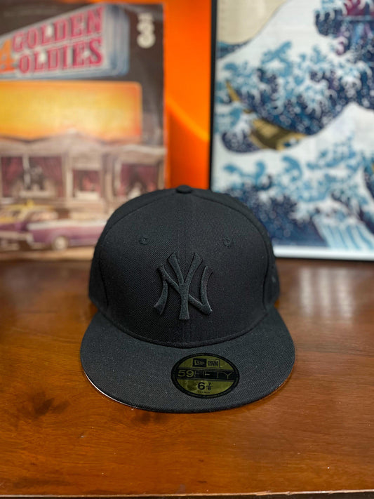 New Era NY Yankees 59FIFTY Blackout Fitted Cap