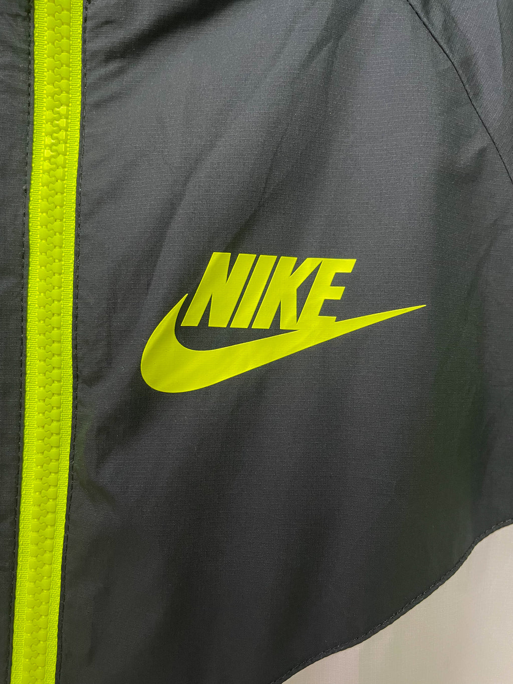 Nike Lightweight Jacket - Small