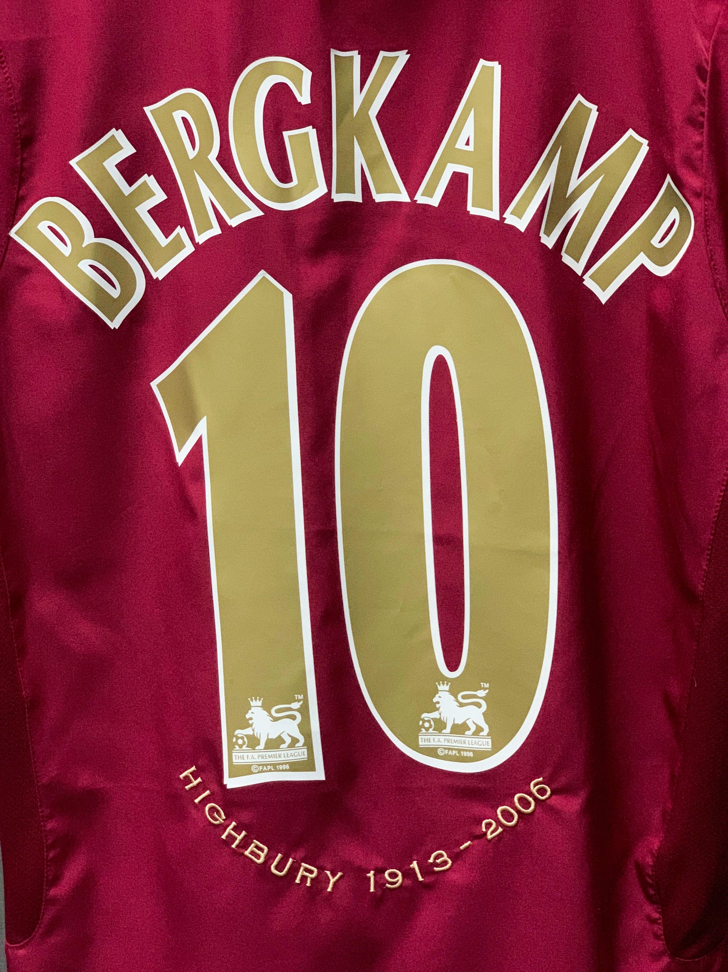 Arsenal 2005/06 Highbury Special Edition "Bergkamp" Retro Football Kit - Small